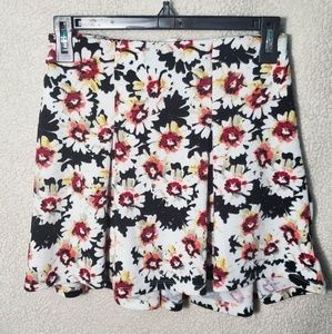 Pleated daisy short skirt